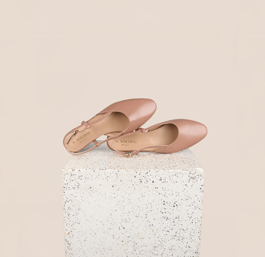 Leather flat shoes in Nude