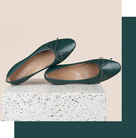 Green como on a blush and green background